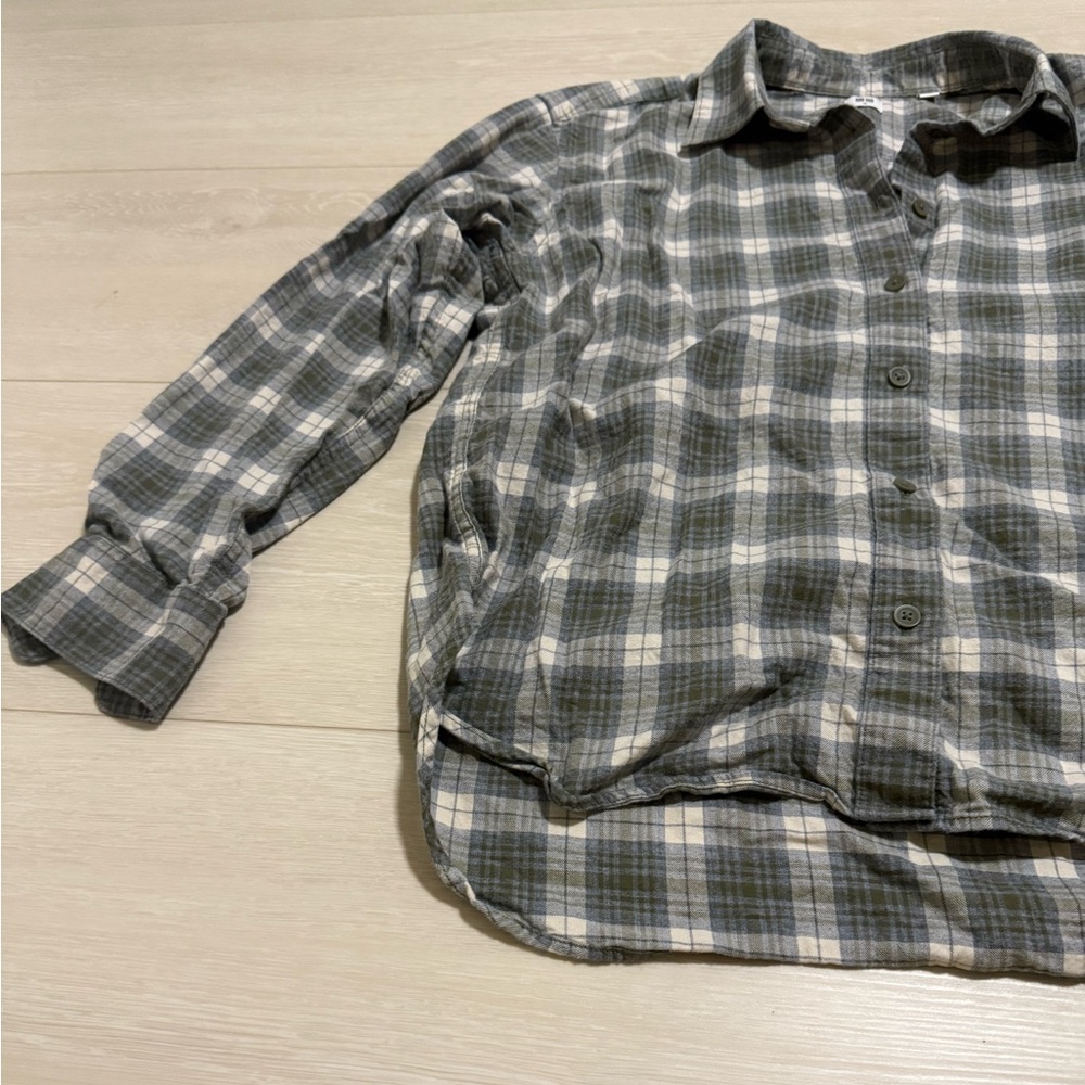 ✨Uniqlo Green Plaid Button Down Shirt - Picture 3 of 9